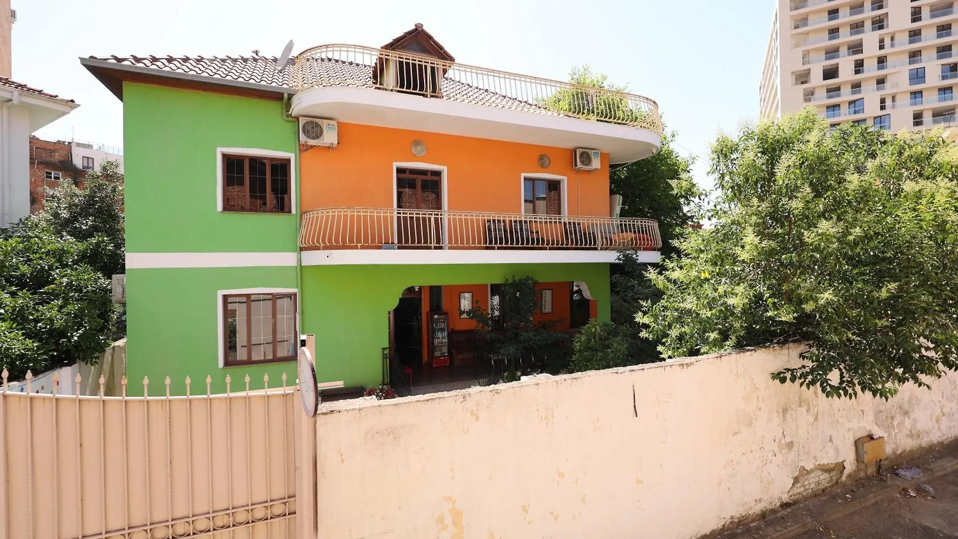 Hostel Osho Tirana 0*,  Albania